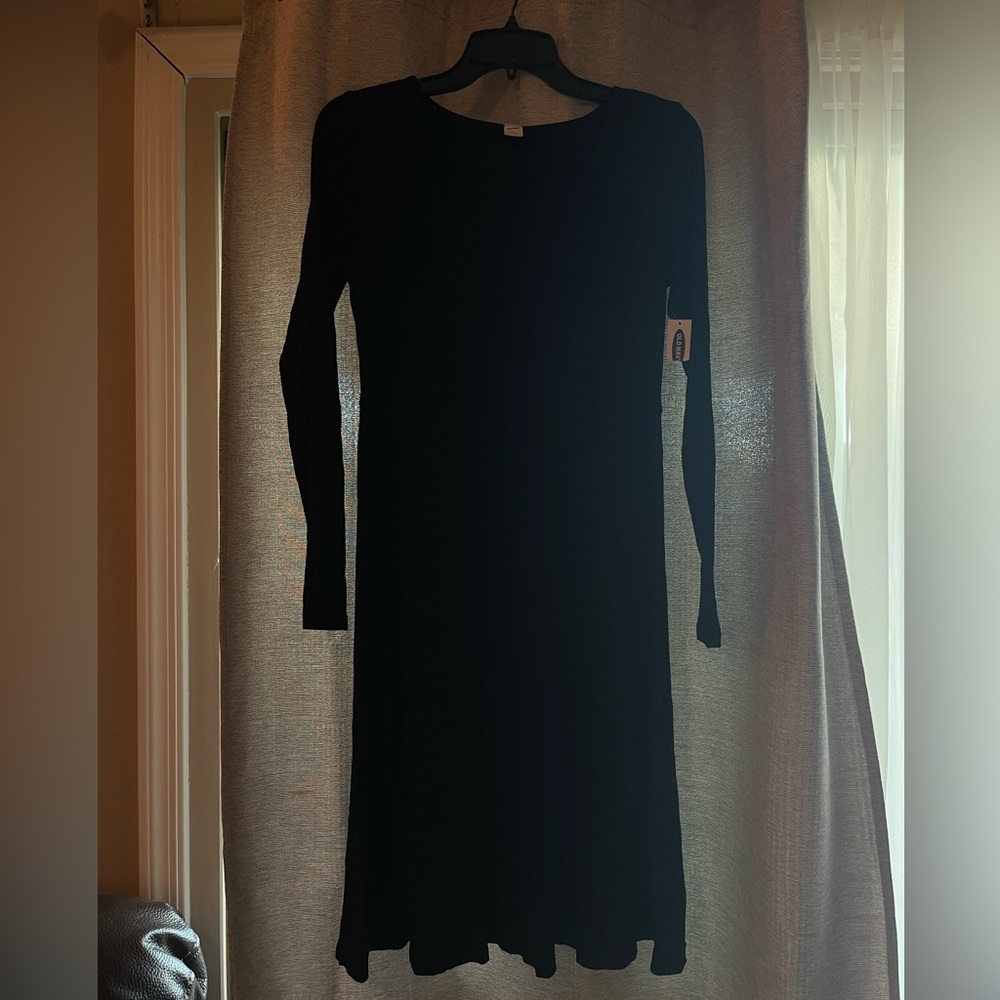 Black V-neck simple black dress